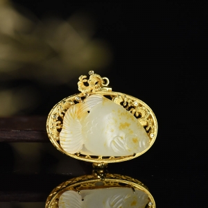 18K籽料和田白玉年年有余香囊吊坠