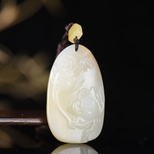 籽料和田白玉荷韵吊坠