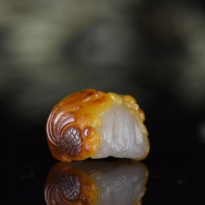 俏色籽料和田玉金玉满堂吊坠