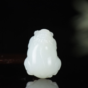 籽料和田白玉貔貅吊坠