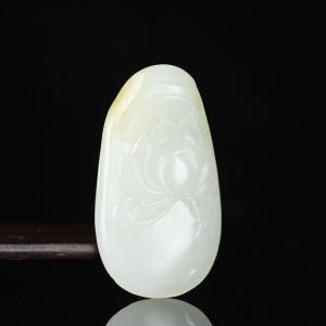 籽料和田白玉荷韵吊坠