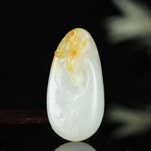 籽料和田白玉灵鹿吊坠