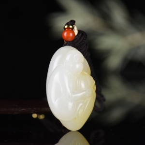 籽料和田白玉灵猴献寿吊坠