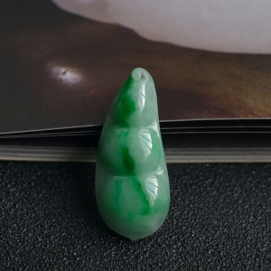 糯种飘翠翡翠福豆吊坠