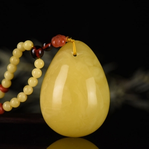 鸡油黄蜜蜡水滴吊坠