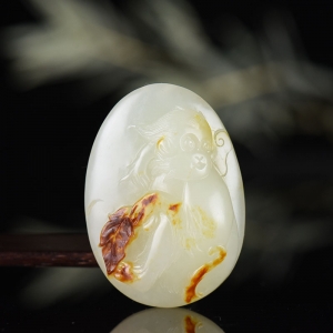 籽料和田白玉灵猴吊坠