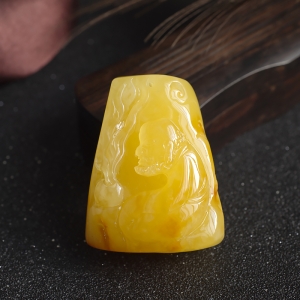 带皮鸡油黄蜜蜡悟道吊坠