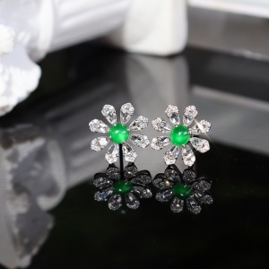 18k冰种阳绿翡翠雪花耳钉