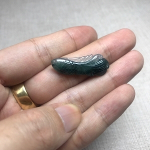 冰种灰绿翡翠鱼吊坠