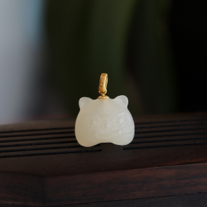 18k藕粉和田玉虎头娃娃吊坠