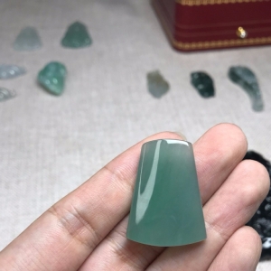 糯冰种灰绿翡翠无事牌吊坠