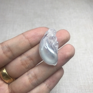冰种翡翠小精灵吊坠