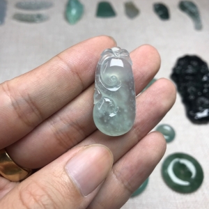 冰种浅绿翡翠如意吊坠