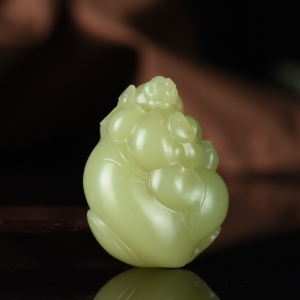 山料和田黄玉福猪手把件