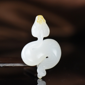 籽料和田白玉蛇吊坠