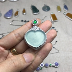 18K高冰种木那天空蓝翡翠桃心吊坠