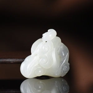 籽料和田玉灵猴献瑞吊坠