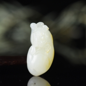 籽料和田白玉貔貅吊坠