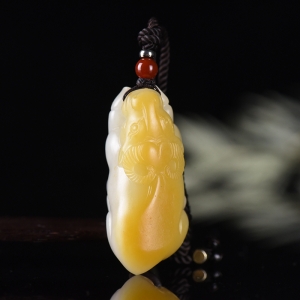 籽料和田玉黄沁牛吊坠