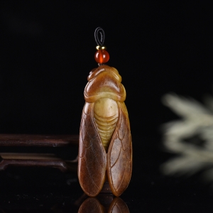 籽料和田玉黄沁一鸣惊人吊坠