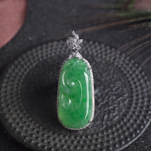 18K糯种豆绿翡翠如意吊坠