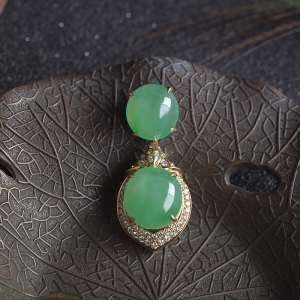 18K糯冰种豆绿翡翠吊坠