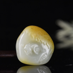 籽料和田玉灵猴吊坠