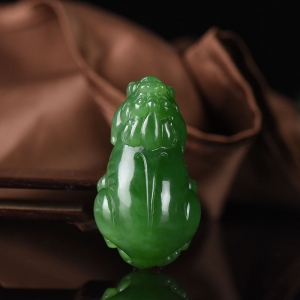 山料和田碧玉貔貅吊坠