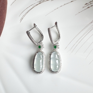 18K冰种翡翠福豆耳坠