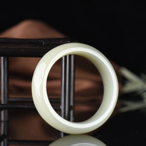 56.5mm籽料和田白玉手镯