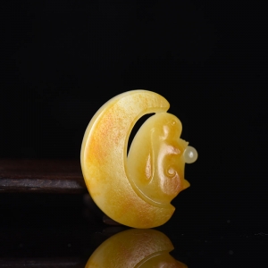 籽料和田黄皮白玉月兔吊坠