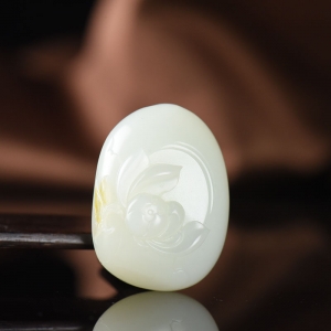 籽料和田白玉蝶恋花吊坠