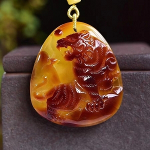 带皮鸡油黄蜜蜡上山虎吊坠