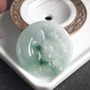 糯冰种飘翠翡翠灵猴献瑞吊坠