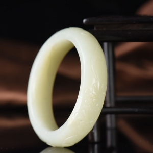 55.5mm籽料和田玉花开富贵手镯