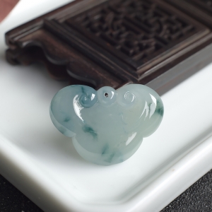 糯冰种飘花翡翠如意吊坠