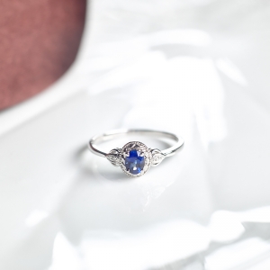 18K深蓝色蓝宝石戒指