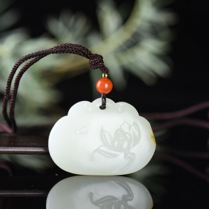 籽料和田白玉荷韵平安锁吊坠