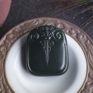 山料和田青玉兽牌吊坠