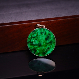 18k糯种翠绿翡翠无事牌吊坠