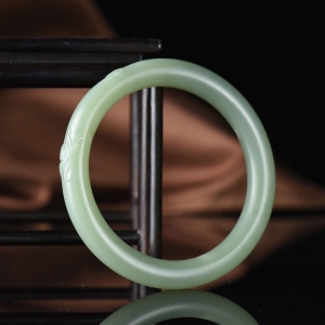 56mm山料和田碧玉莲花圆镯