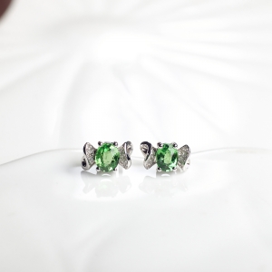 18K沙弗莱石耳钉