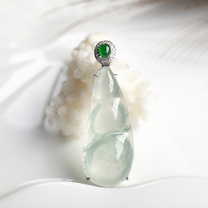 18K冰种淡晴水翡翠福豆吊坠