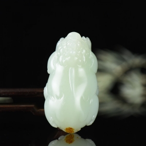 籽料和田白玉貔貅吊坠