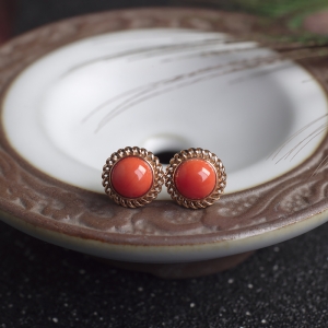 18KMOMO珊瑚圆形耳钉