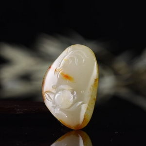 籽料和田白玉荷花吊坠