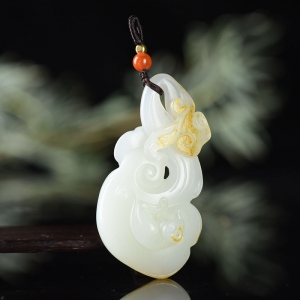 籽料和田白玉灵猴献瑞吊坠