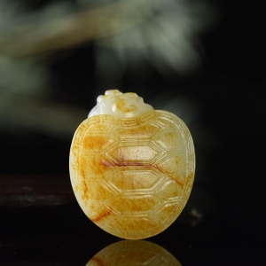 籽料和田白玉龙龟吊坠