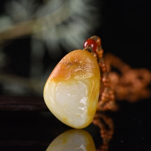 籽料和田白玉凤穿牡丹吊坠