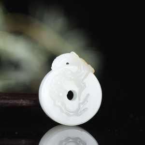 籽料和田白玉梅花赞吊坠